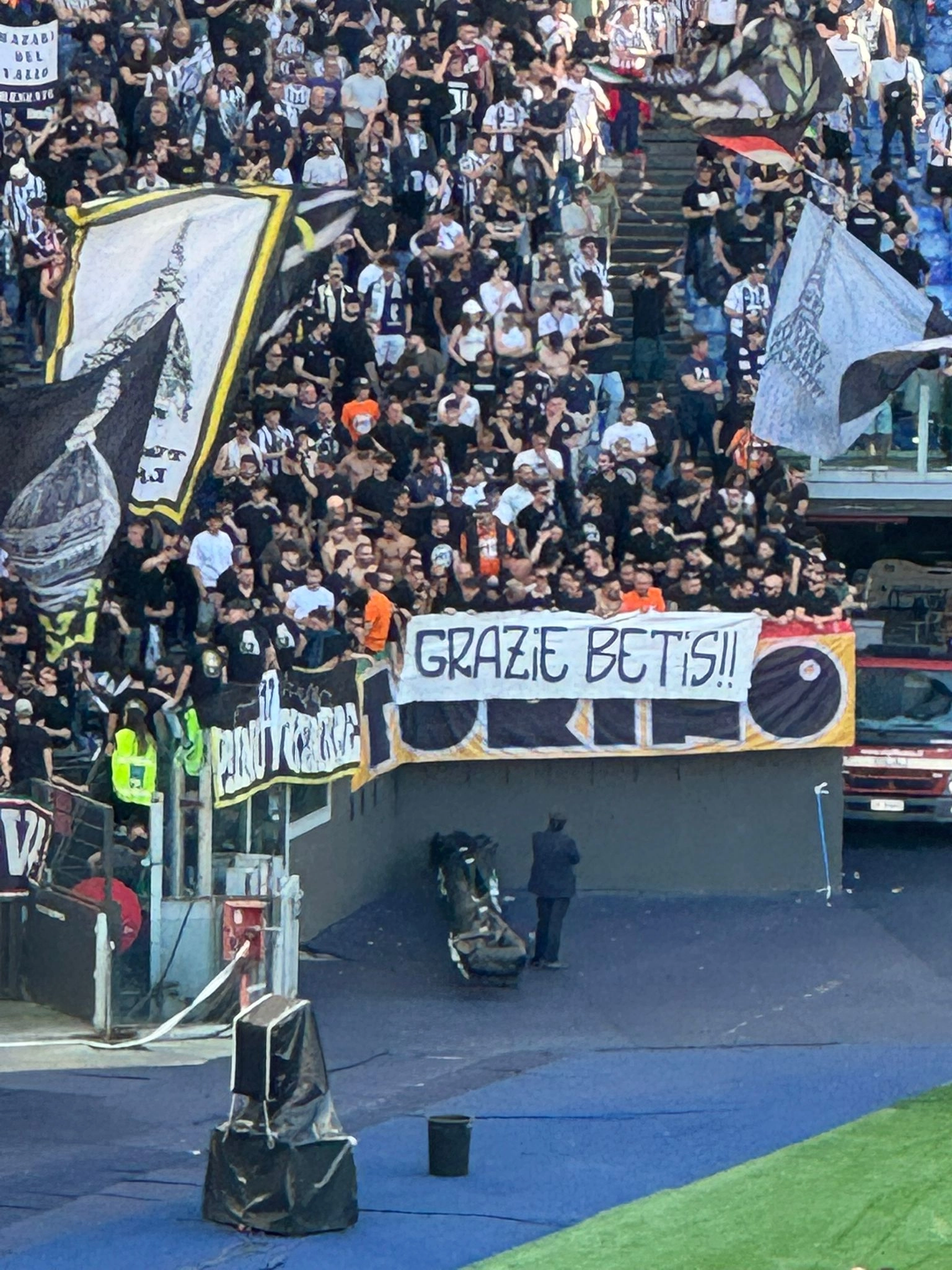 Alla faccia della rivalità con la Fiorentina non sentita: i tifosi della Juve ringraziano il Betis. Lo striscione