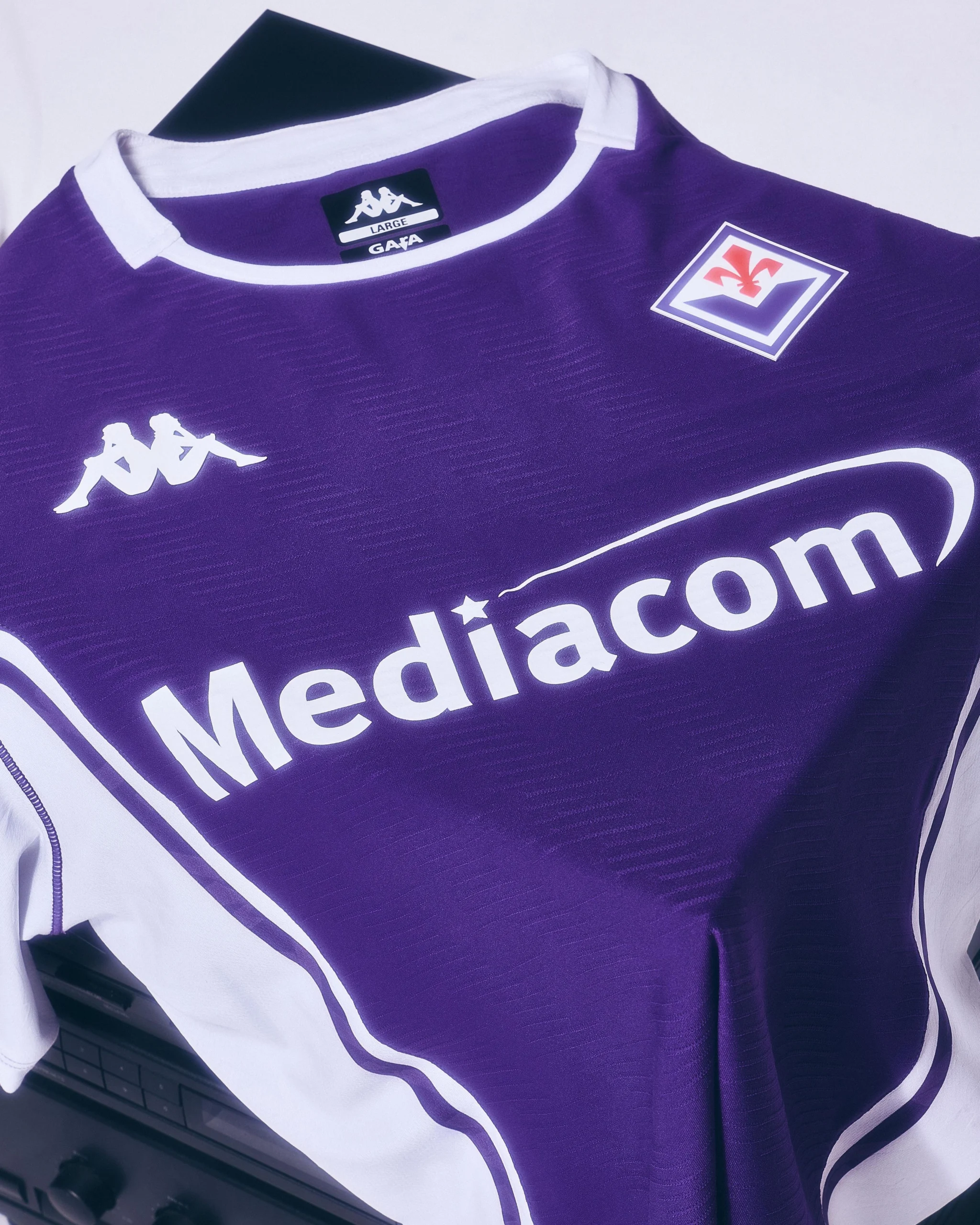 La nuova maglia della Fiorentina per la stagione 2025/2026. Esordio domani contro il Bologna