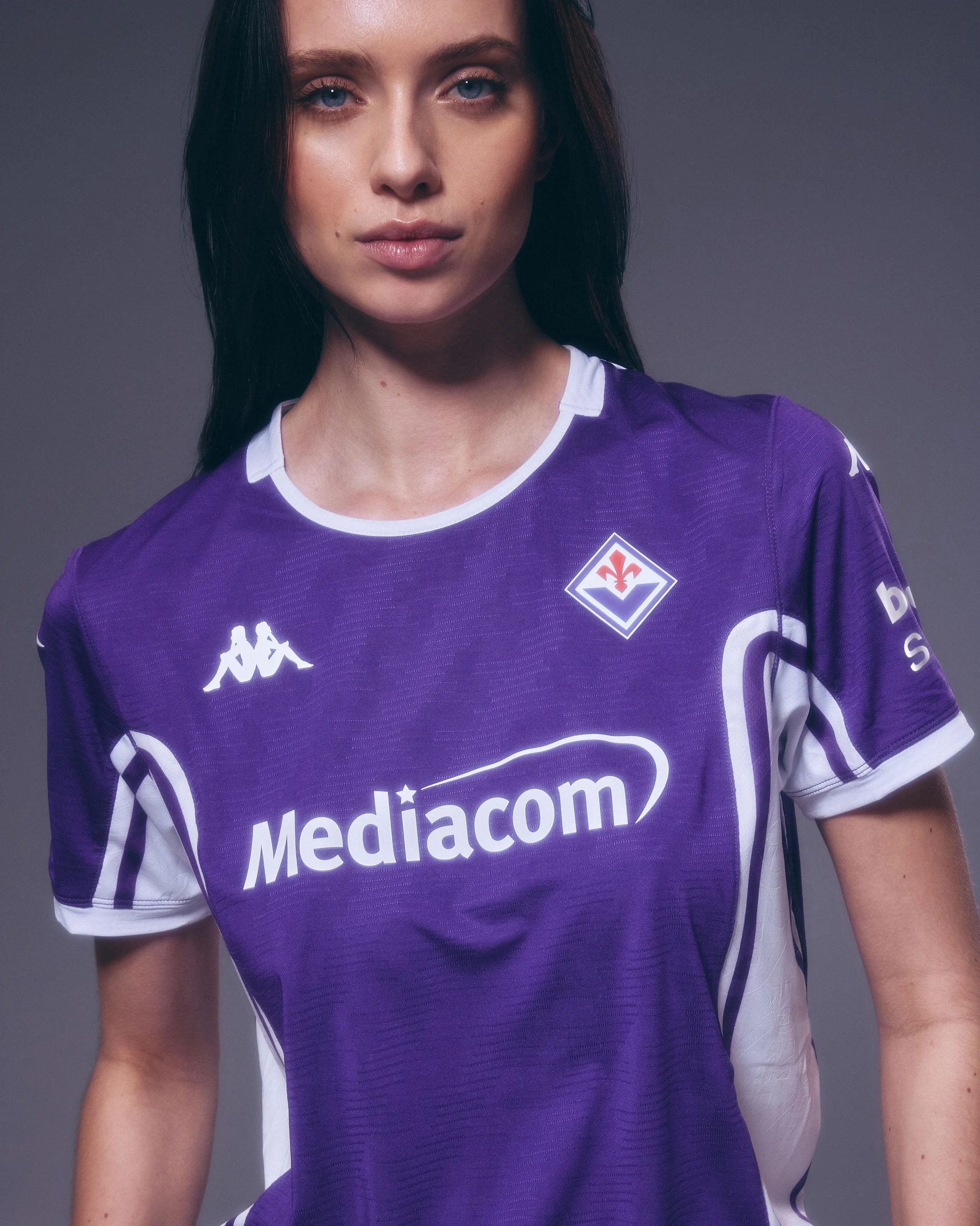 La nuova maglia della Fiorentina per la stagione 2025/2026. Esordio domani contro il Bologna