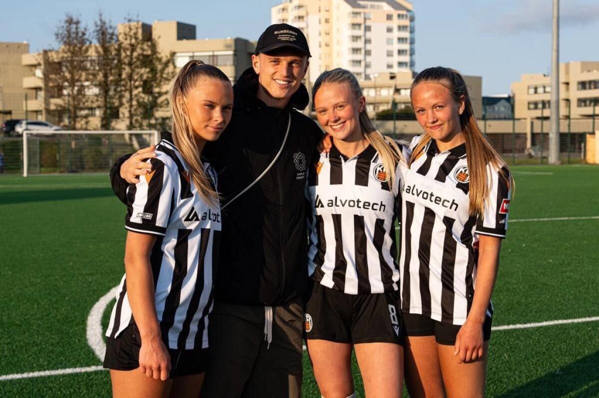 Gudmundsson ha iniziato le vacanze in Islanda con famiglia e sorelle, celebrando un traguardo storico - 