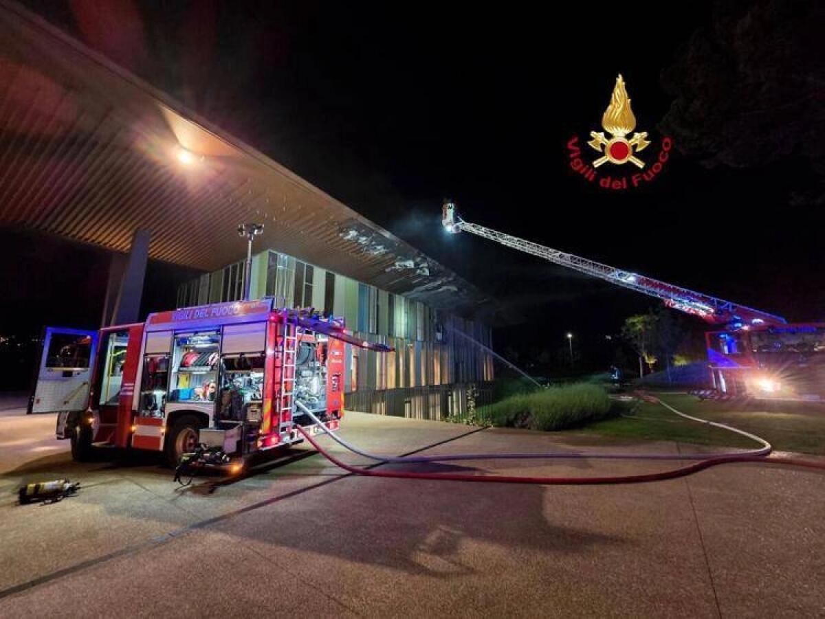 Incendio nella notte al Viola Park, a fuoco il padiglione dei giovani: 4 persone intossicate - 