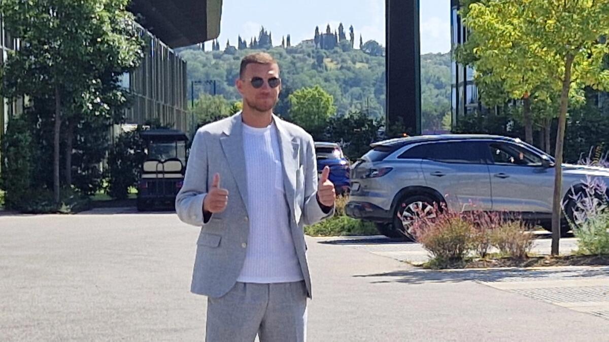 Inizia l'avventura di Dzeko alla Fiorentina: è arrivato al Viola Park. Visite mediche completate - 