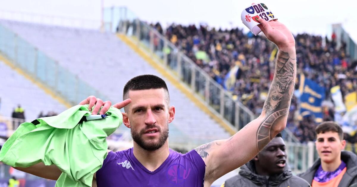 La Fiorentina e la famiglia Commisso ringraziano Biraghi: "Punto di riferimento, un Capitano vero" - Firenze, Stadio Artemio Franchi, 11.02.2024, Fiorentina-Frosinone, foto Lisa Guglielmi. Copyright Labaroviola.com