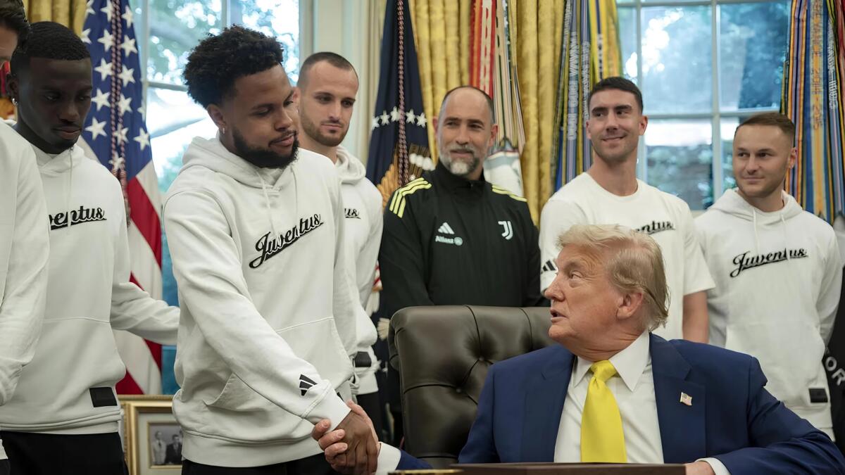Scena surreale alla Casa Bianca: Trump parla di guerra e trans con la Juve alle spalle - 