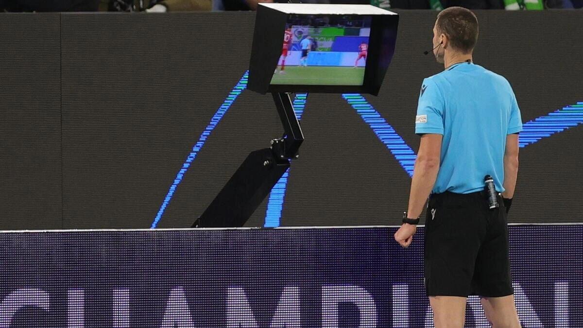La FIFA annuncia: intelligenza artificiale e immagini VAR visibili a tutti durante il Mondiale per Club - 