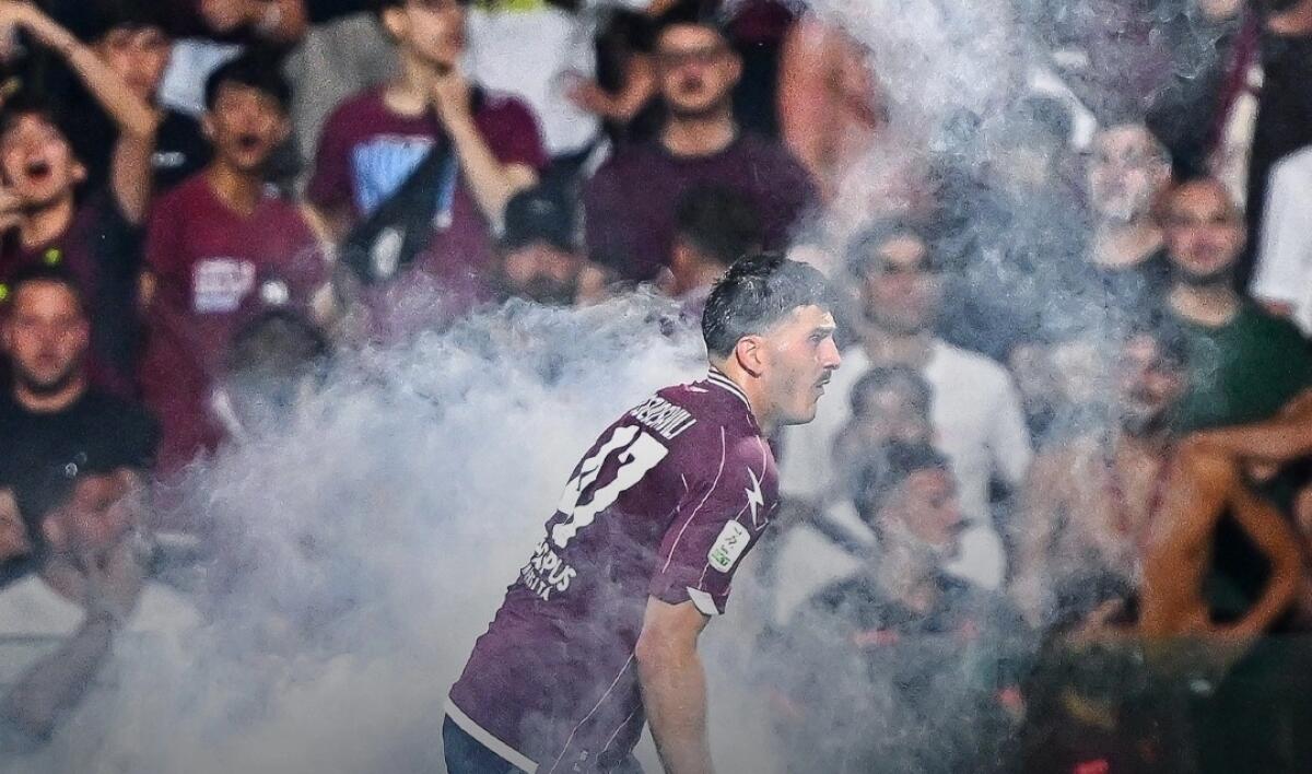 Appena hanno messo piede in campo, i tifosi della Salernitana hanno buttato petardi sui giocatori - 