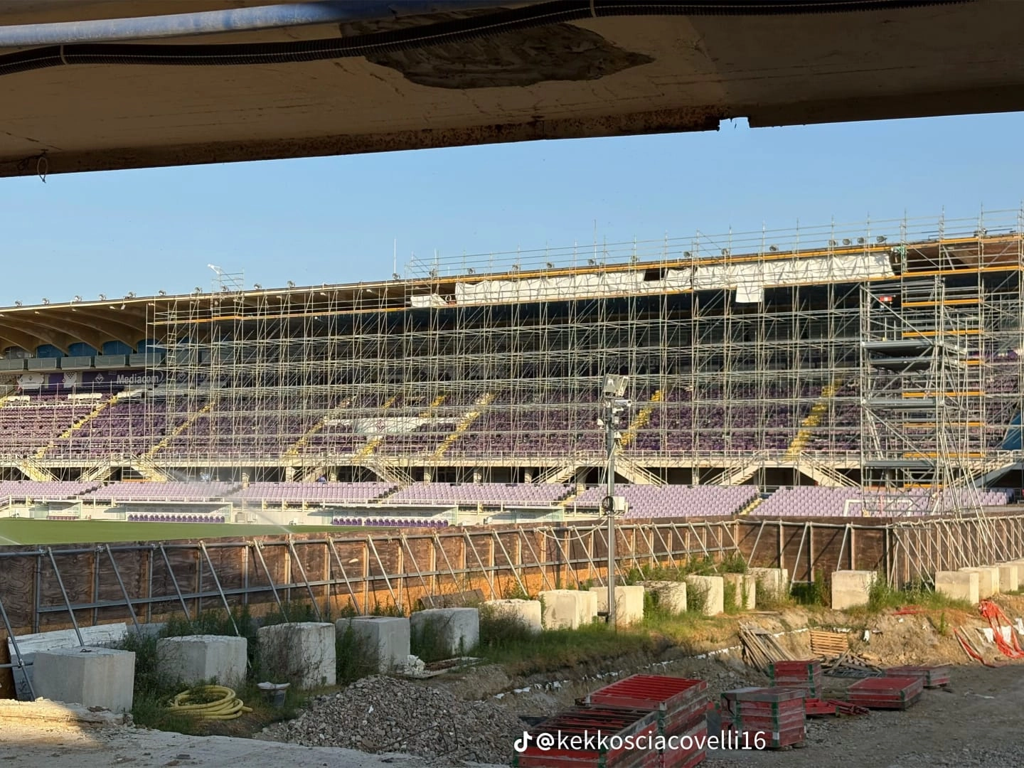 Continuano i lavori per il restyling del Franchi, un mega ponteggio ricopre la tribuna (FOTO)