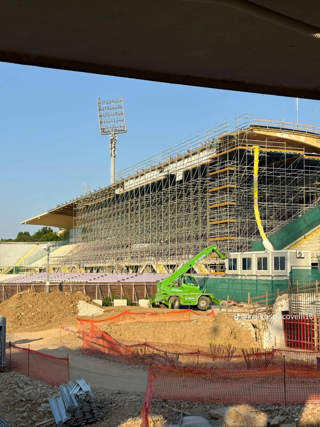 Continuano i lavori per il restyling del Franchi, un mega ponteggio ricopre la tribuna (FOTO)