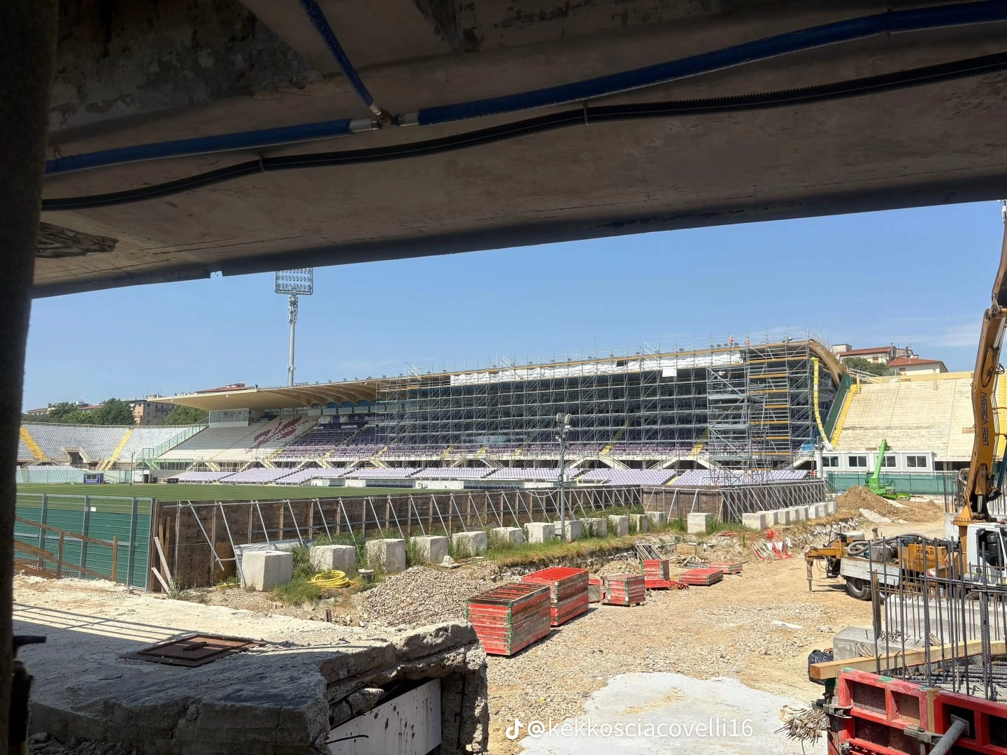 Continuano i lavori per il restyling del Franchi, un mega ponteggio ricopre la tribuna (FOTO)