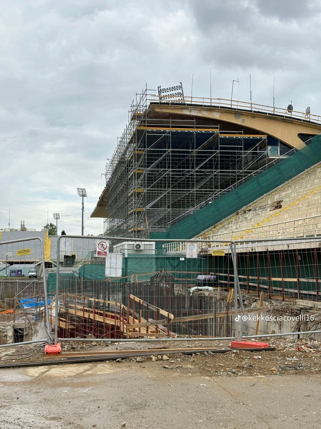 Continuano i lavori per il restyling del Franchi, un mega ponteggio ricopre la tribuna (FOTO)