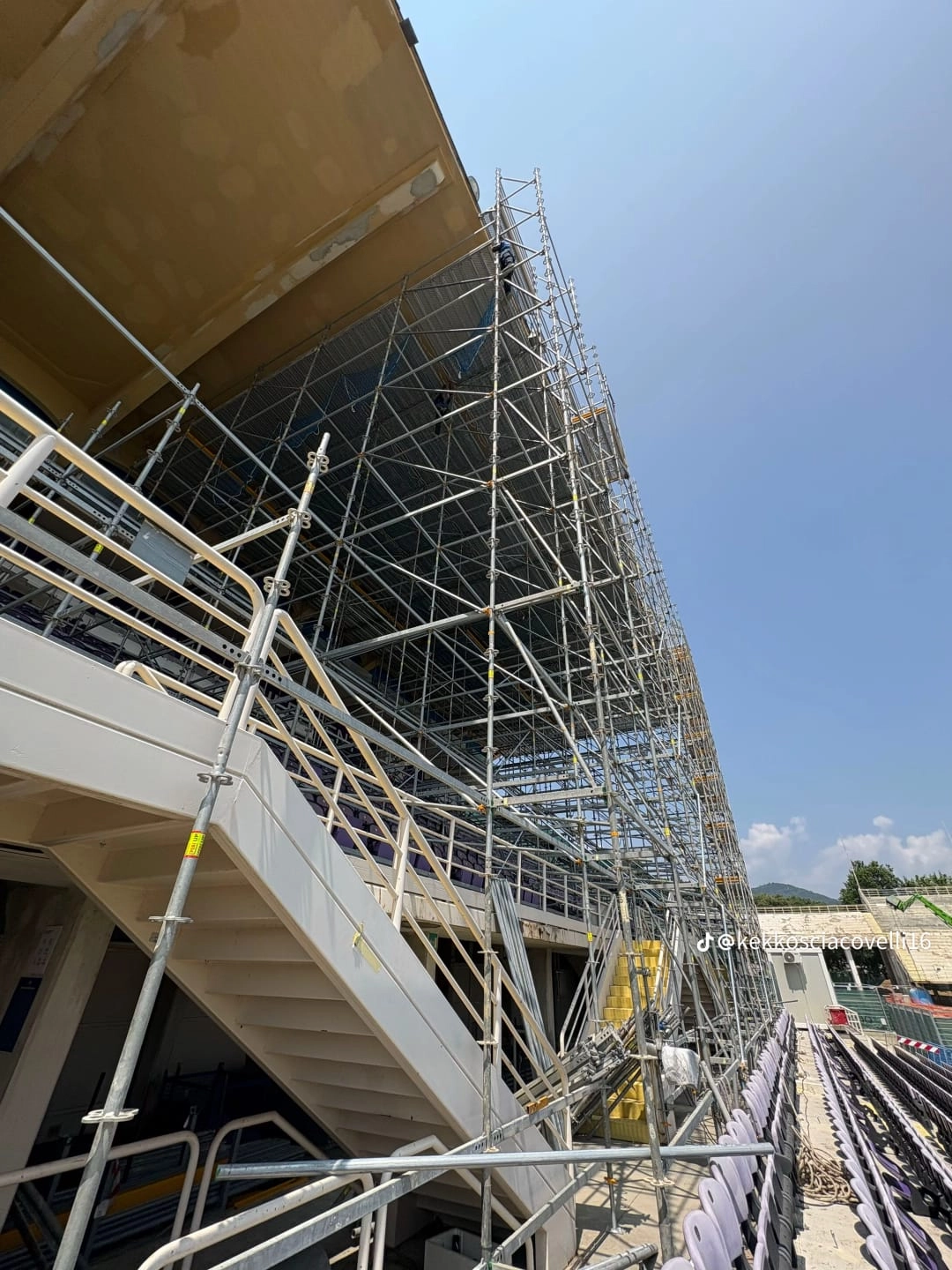 Continuano i lavori per il restyling del Franchi, un mega ponteggio ricopre la tribuna (FOTO)