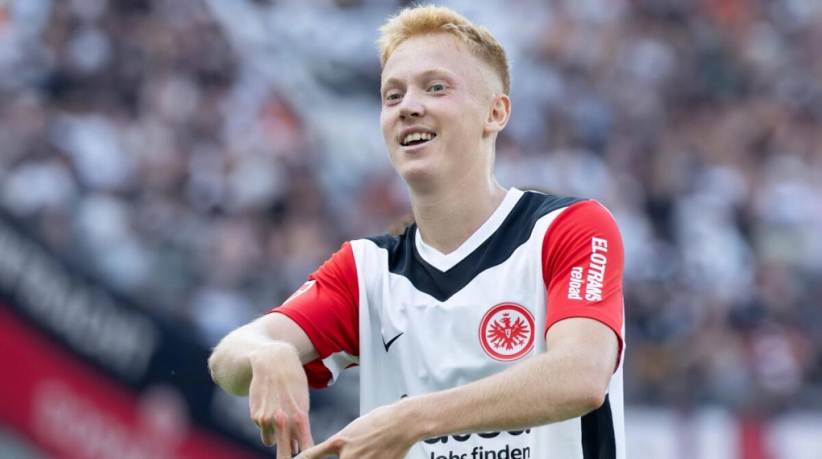 TMW: "La Fiorentina al lavoro per un centrocampista top, intriga Larsson dell'Eintracht Francoforte" - 