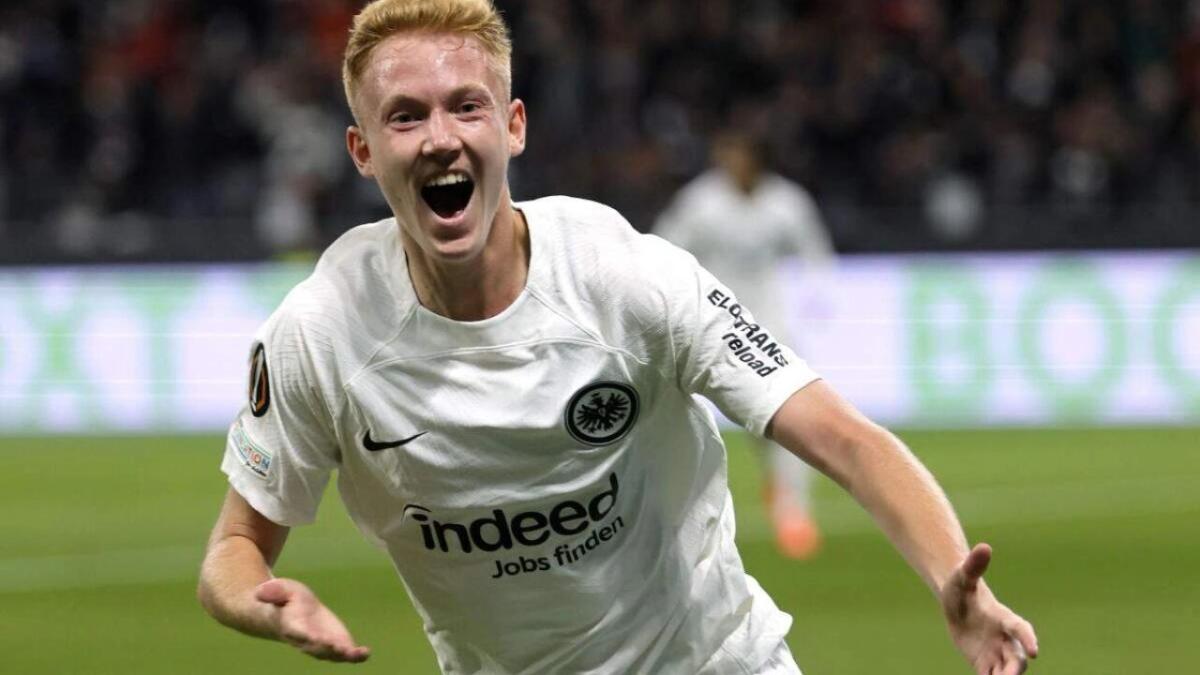 TMW rivela: "La Fiorentina segue Hugo Larsson, centrocampista classe 2004 dell'Eintracht Francoforte" - 