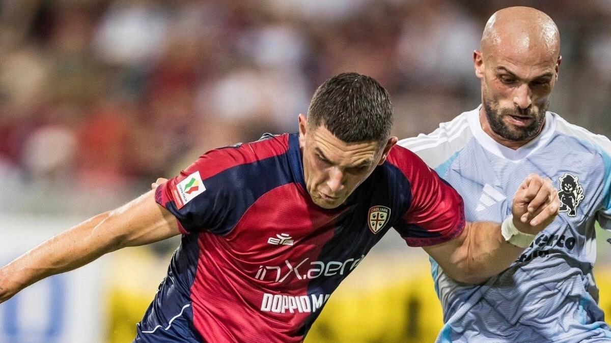 Il Cagliari, primo avversario viola in campionato, passa con fatica contro l'Entella ai rigori - 