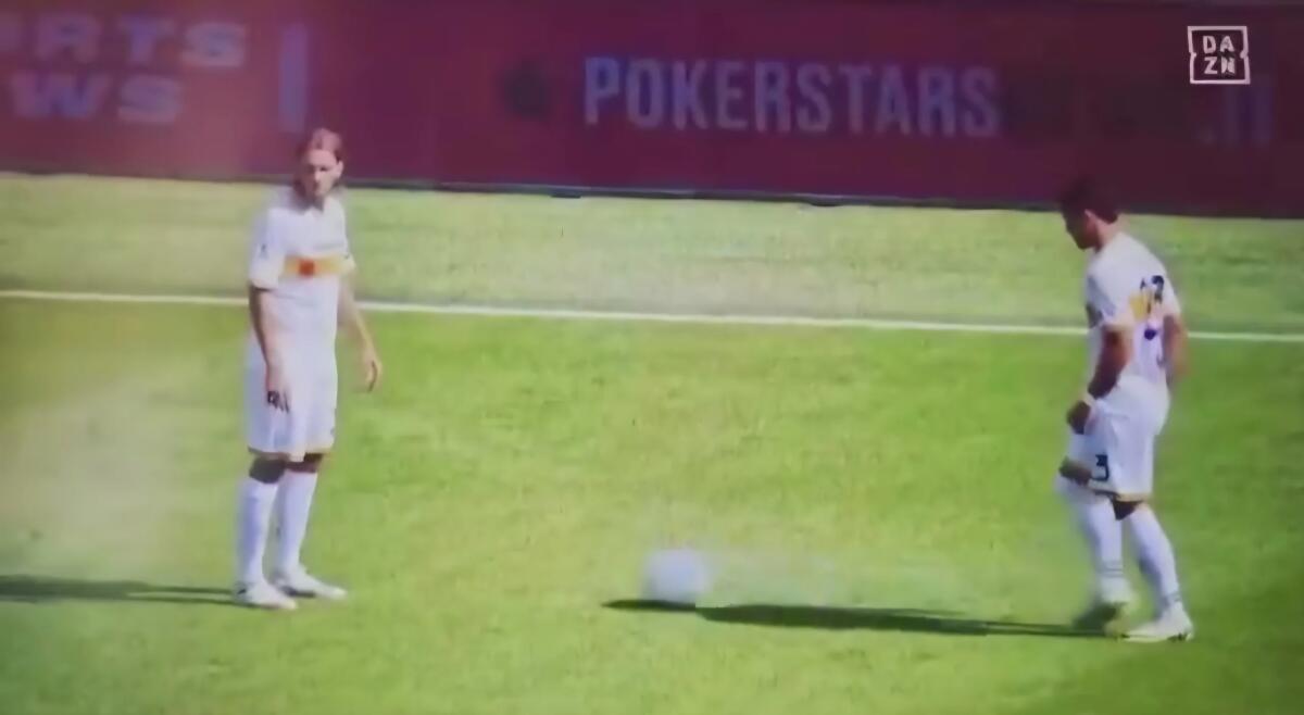 VIDEO: Sottil prova lo schema ma si dimentica di avvisare il compagno e perde palla e punizione - 