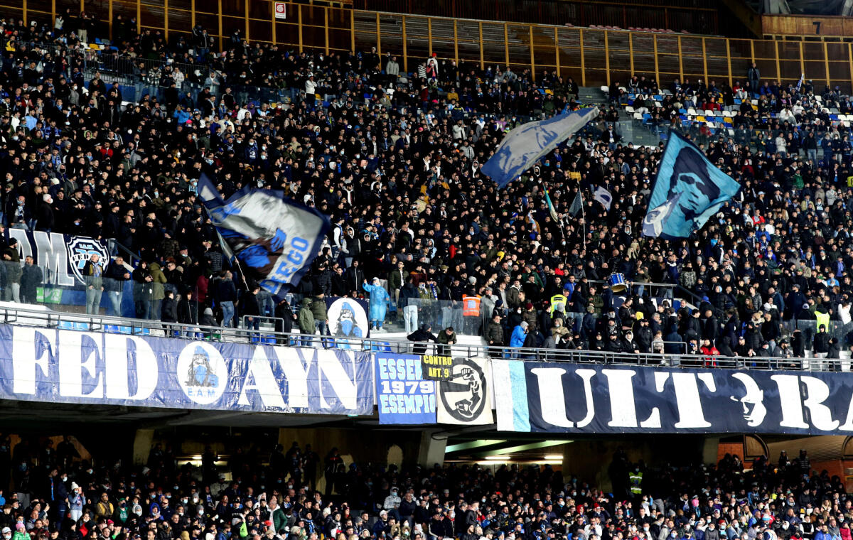 Nonostante l’assenza degli Ultras Napoletani il settore ospiti per Fiorentina-Napoli è sold out - NAPLES, ITALY - DECEMBER 04: SSC Napoli fans show their support during the Serie A match between SSC Napoli v Atalanta BC at Stadio Diego Armando Maradona on December 04, 2021 in Naples, Italy. (Photo by Francesco Pecoraro/Getty Images)