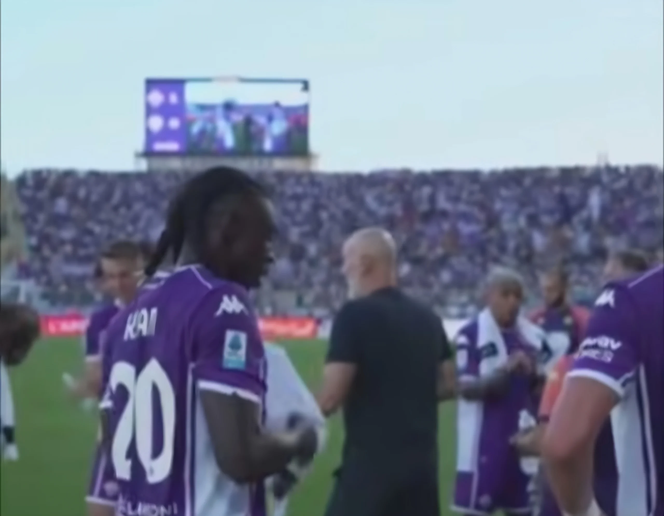 Dazn mette in imbarazzo Pioli, mostra le immagini: "Fabregas ascoltato da tutti, alla Fiorentina tutti per conto loro"