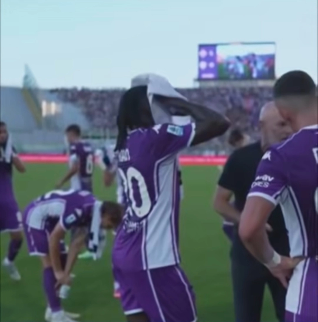 Dazn mette in imbarazzo Pioli, mostra le immagini: "Fabregas ascoltato da tutti, alla Fiorentina tutti per conto loro"