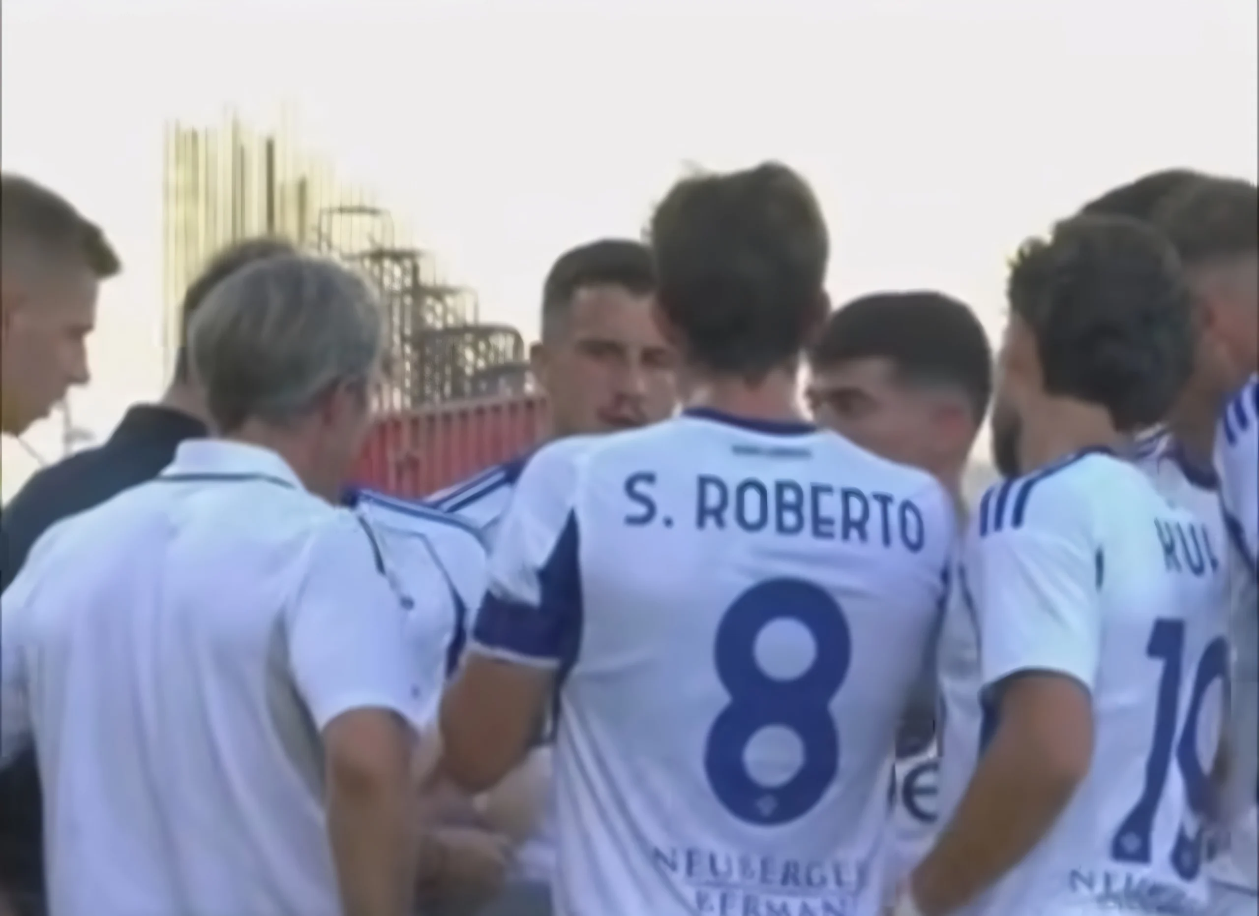 Dazn mette in imbarazzo Pioli, mostra le immagini: "Fabregas ascoltato da tutti, alla Fiorentina tutti per conto loro"