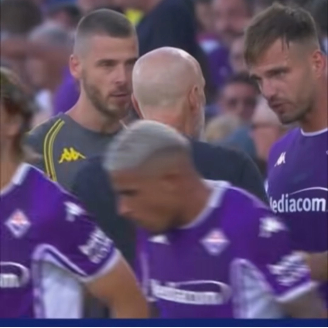 Dazn mette in imbarazzo Pioli, mostra le immagini: "Fabregas ascoltato da tutti, alla Fiorentina tutti per conto loro"