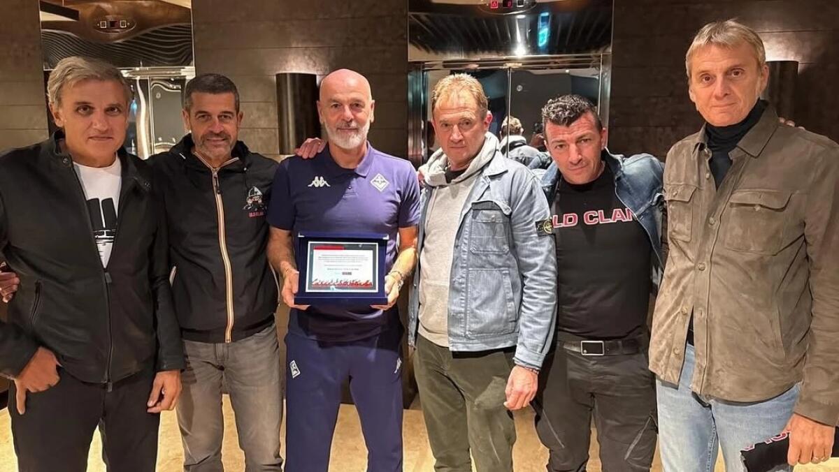Pioli, foto in ritiro con i tifosi del Milan. Celebrato con una targa per il suo passato rossonero - 