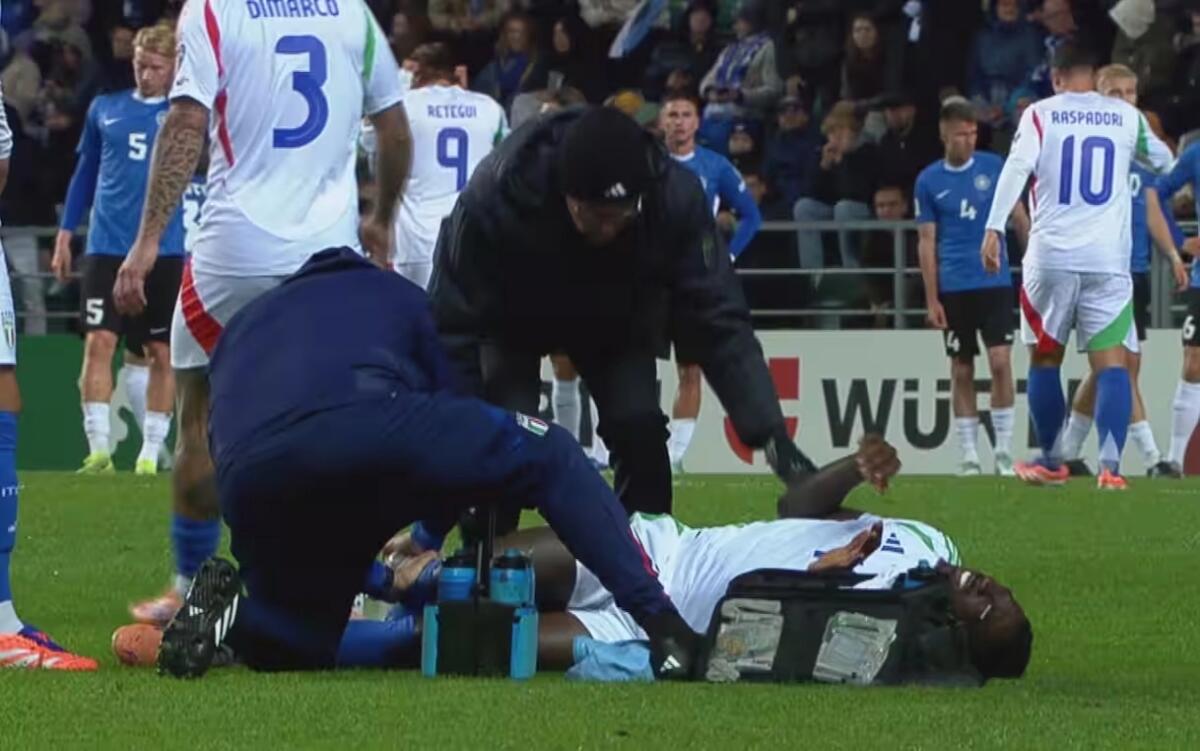 Kean rientra subito a Firenze dopo l'infortunio: gli esami stabiliranno i tempi di recupero - 