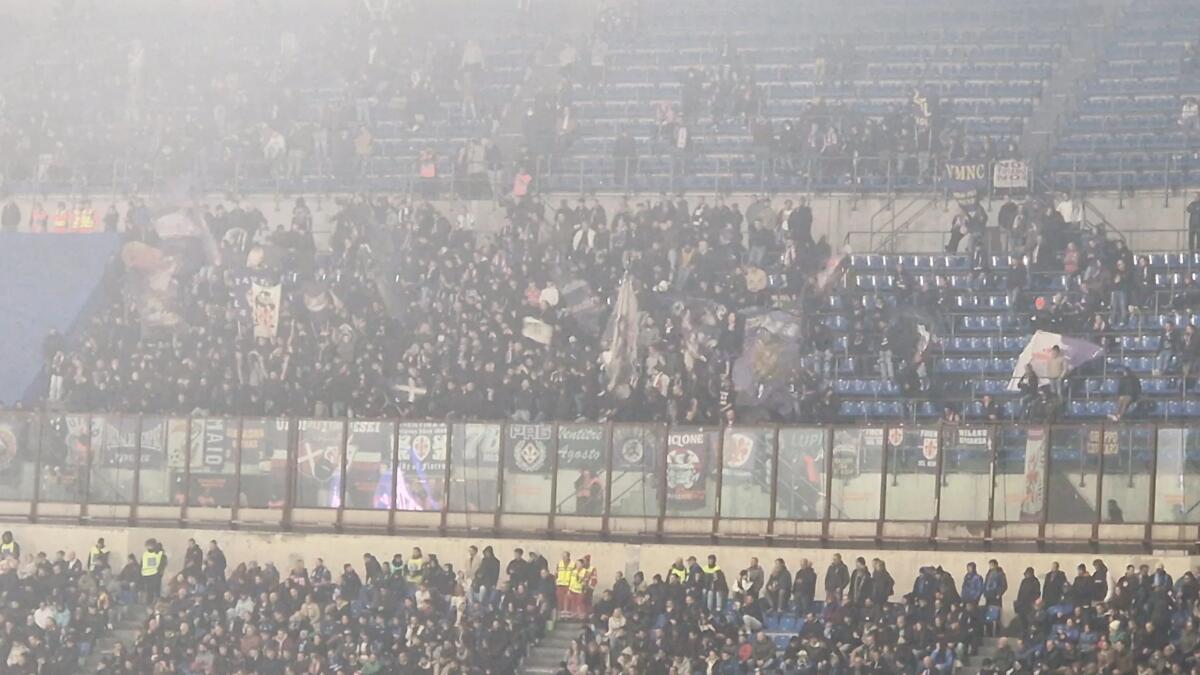 Disastro Fiorentina anche a San Siro, i tifosi viola cantano imbufaliti: "Ci siamo solo per la maglia" - 