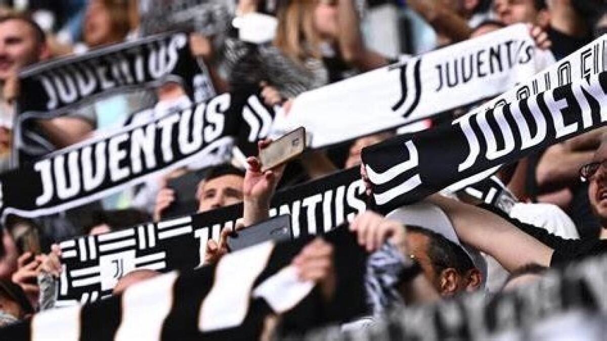 Tifosi della Juventus intonano "Odio Napoli", "Bas***di stiamo arrivando" durante la gara con il Cagliari - 