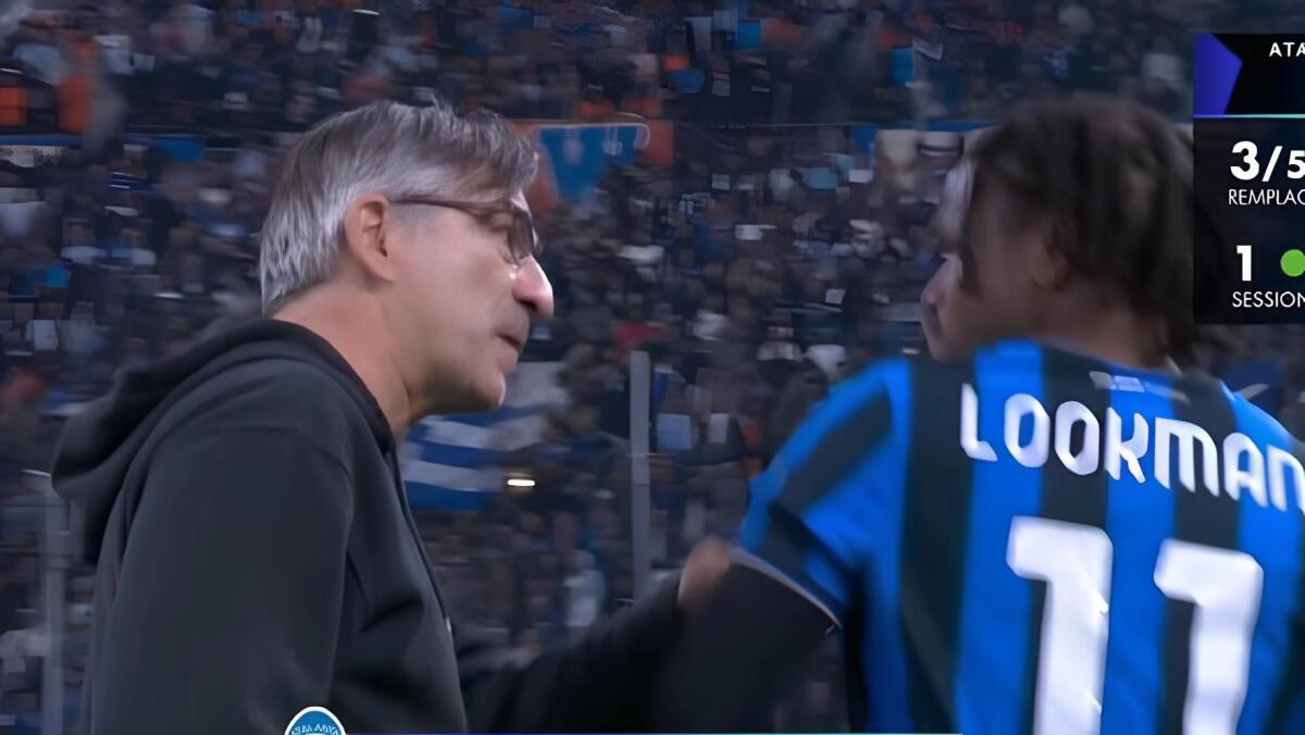 Tensione Atalanta, Juric affronta Lookman che non gradisce la sostituzione e lo strattona - 