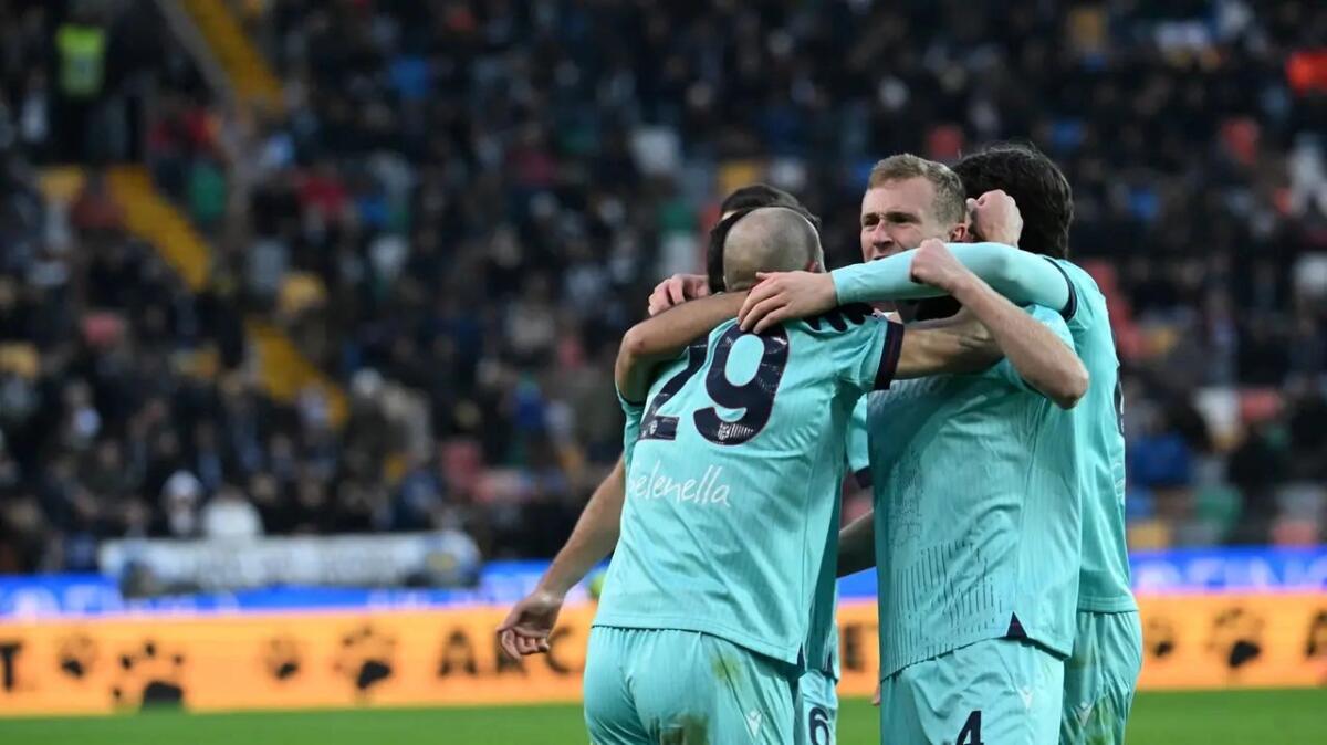 Il Bologna di Italiano vince 0-3 a Udine e vola al primo posto. A segno anche Bernardeschi - 
