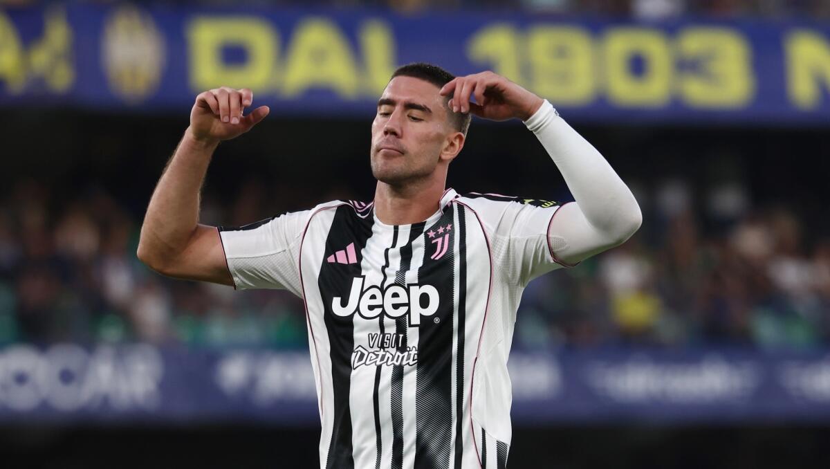 Nazione: “Vlahovic rischia il forfait per Fiorentina-Juve. Infortunio muscolare, starà fermo 2-3 giorni” - 