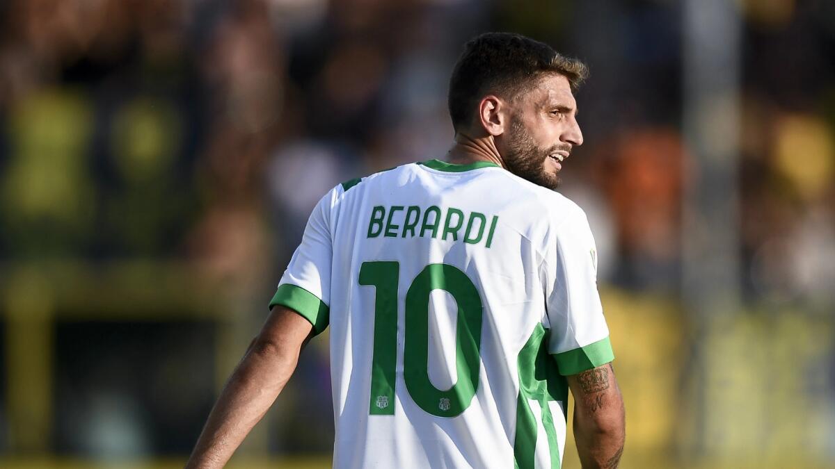 Problema muscolare per Berardi durante Como-Sassuolo, l'attaccante neroverde lascia il campo dopo 50 minuti - 