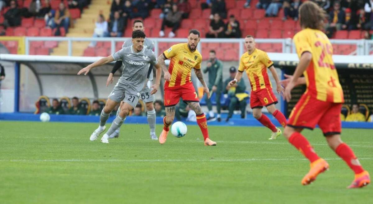 Pareggio salvezza al Via del Mare: Lecce e Verona si allontanano di poco, la Fiorentina osserva - 
