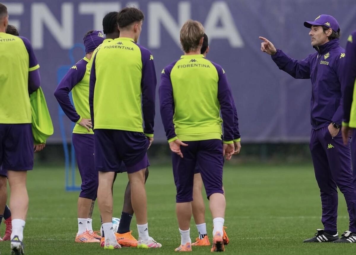 Corriere Fiorentino: "Vanoli ha la capacità di entrare nella testa dei suoi calciatori. Testa, cuore, gambe e umiltà" - Vanoli con il gruppo (Fonte Foto: ACF Fiorentina)