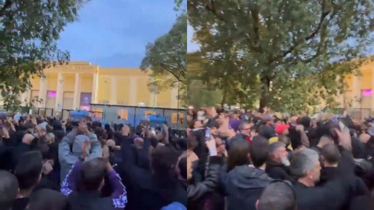 Tifosi furiosi fuori dallo stadio Franchi: "Uscirete a mezzanotte" e "Andate a lavorare" - 