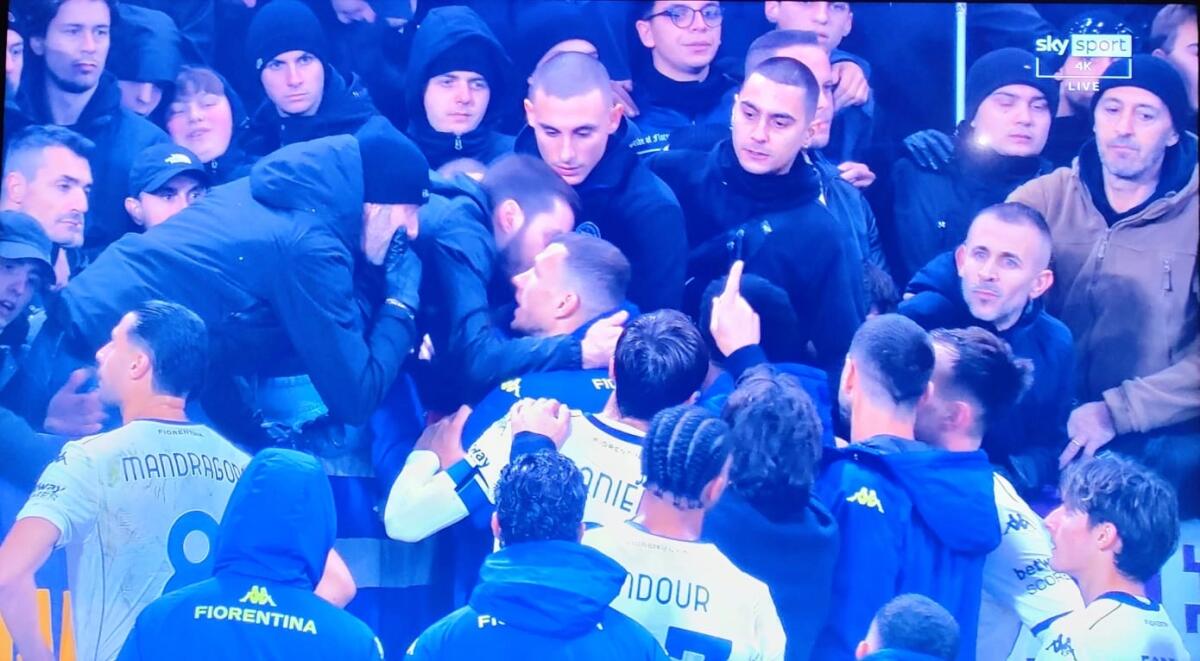 Fiorentina a colloquio con i tifosi, Dzeko con il megafono. La curva: "Non ti lasceremo mai da sola" - 