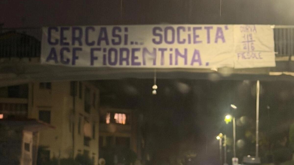 “Cercasi Società... ACF Fiorentina”: lo striscione della Fiesole dopo l’ennesimo tracollo - 
