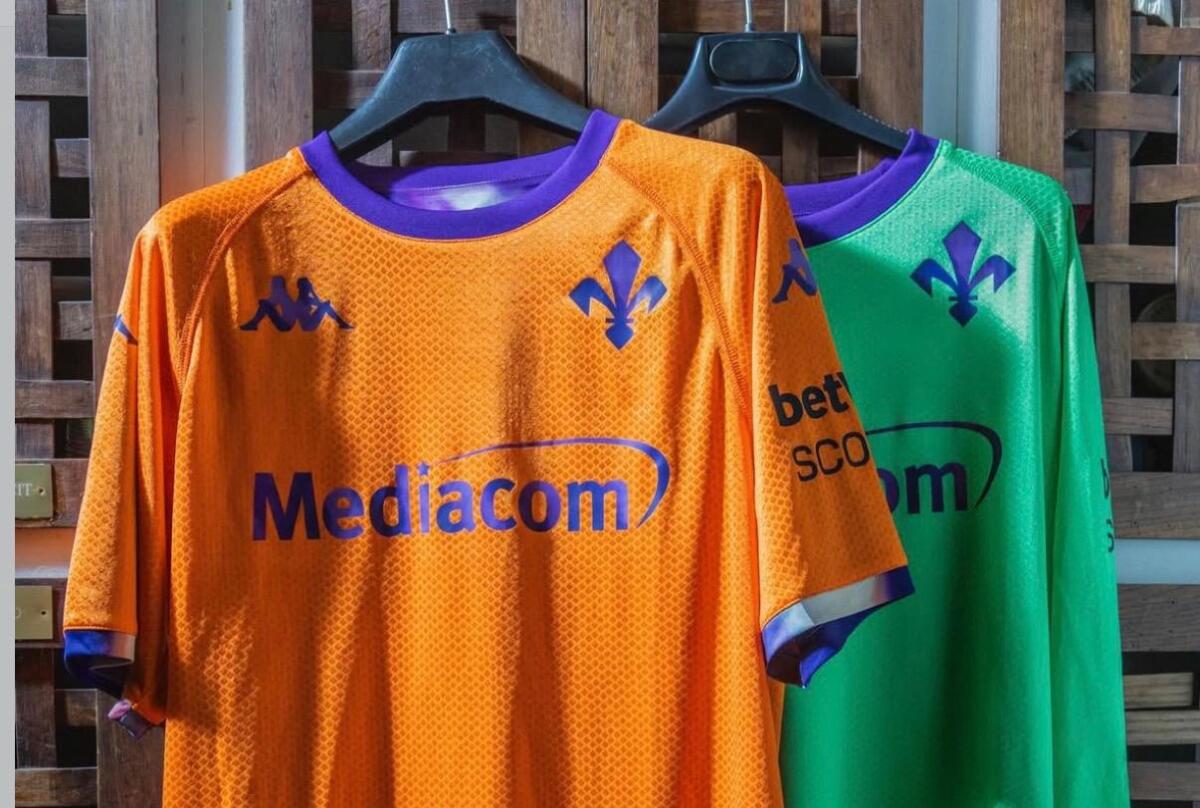 Come anticipato in esclusiva, la Fiorentina lancia la quinta maglia: arancione e double face - 