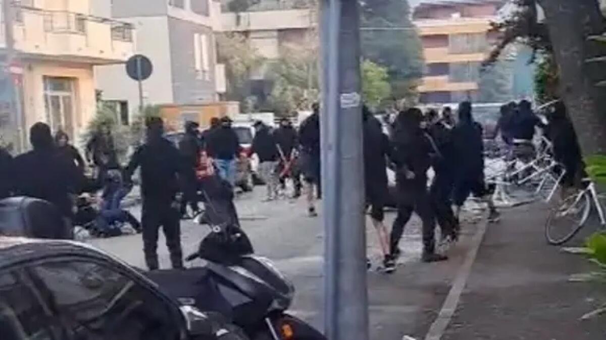 Scontri prima di Fiorentina-Montpellier: 32 Daspo e stangata della Questura ai tifosi viola - 