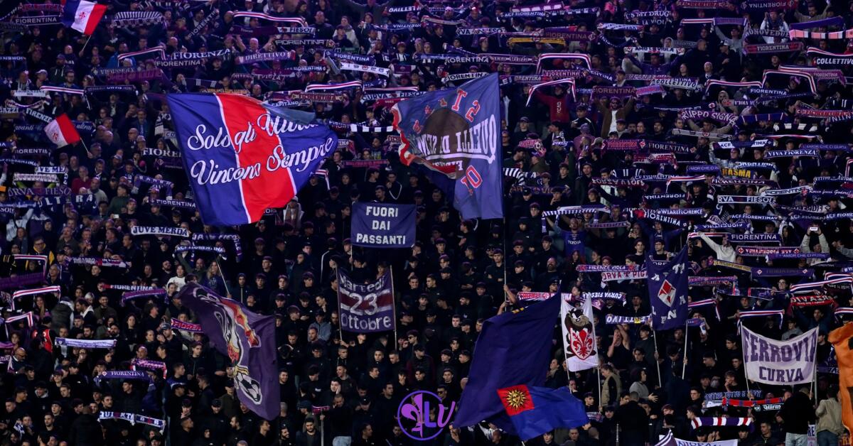 I tifosi esplodono dopo la partita, la Curva Fiesole lascia lo stadio, lo stadio canta: "Fate ridere" - Firenze, Stadio Franchi, 26.10.2025, Fiorentina-Bologna, foto Lisa Guglielmi. Copyright Labaroviola.com