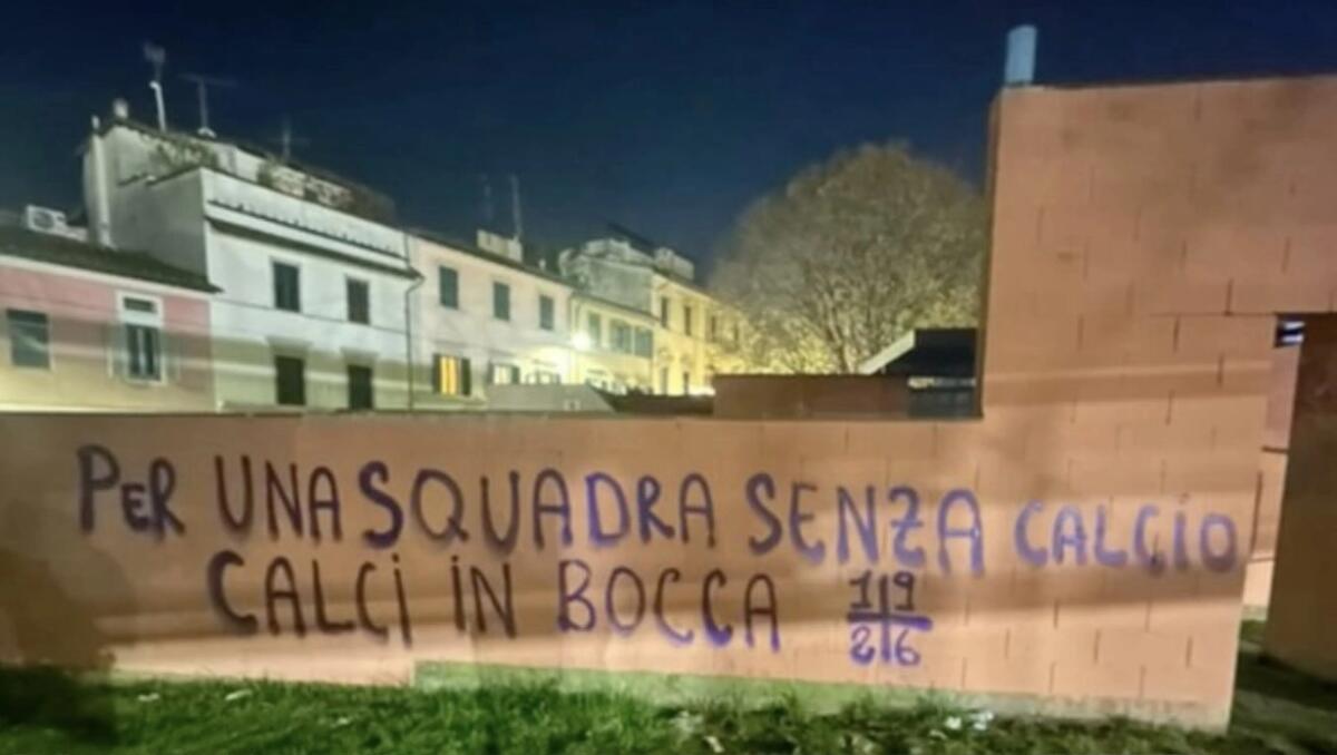 La curva Fiesole si fa sentire e lo striscione recita: “Per una squadra senza calcio, calci in bocca” - 