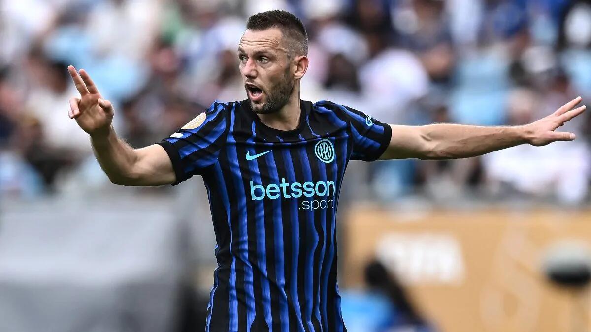Nazione rivela: “Per la difesa a Vanoli potrebbe piacere De Vrij, in scadenza di contratto con l’Inter” - 