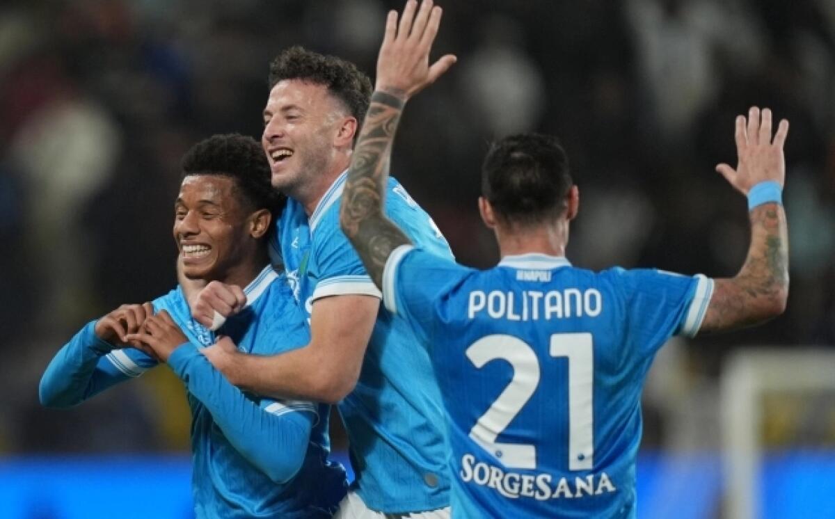 La doppietta di Neres manda al tappeto il Bologna di Italiano: il Napoli festeggia la vittoria della Supercoppa - 