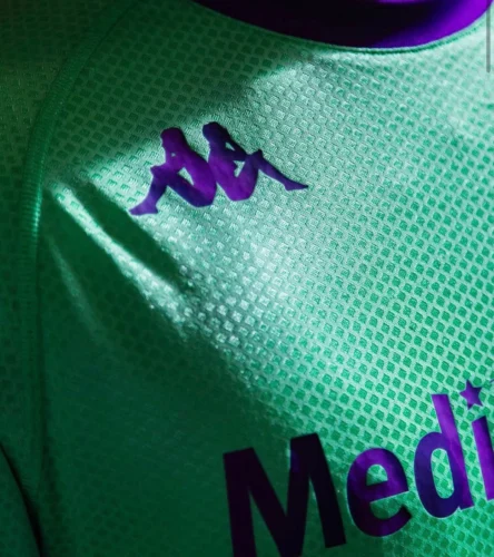 Come anticipato in esclusiva, la Fiorentina lancia la quinta maglia: arancione e double face
