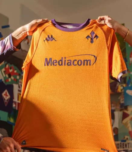 Come anticipato in esclusiva, la Fiorentina lancia la quinta maglia: arancione e double face