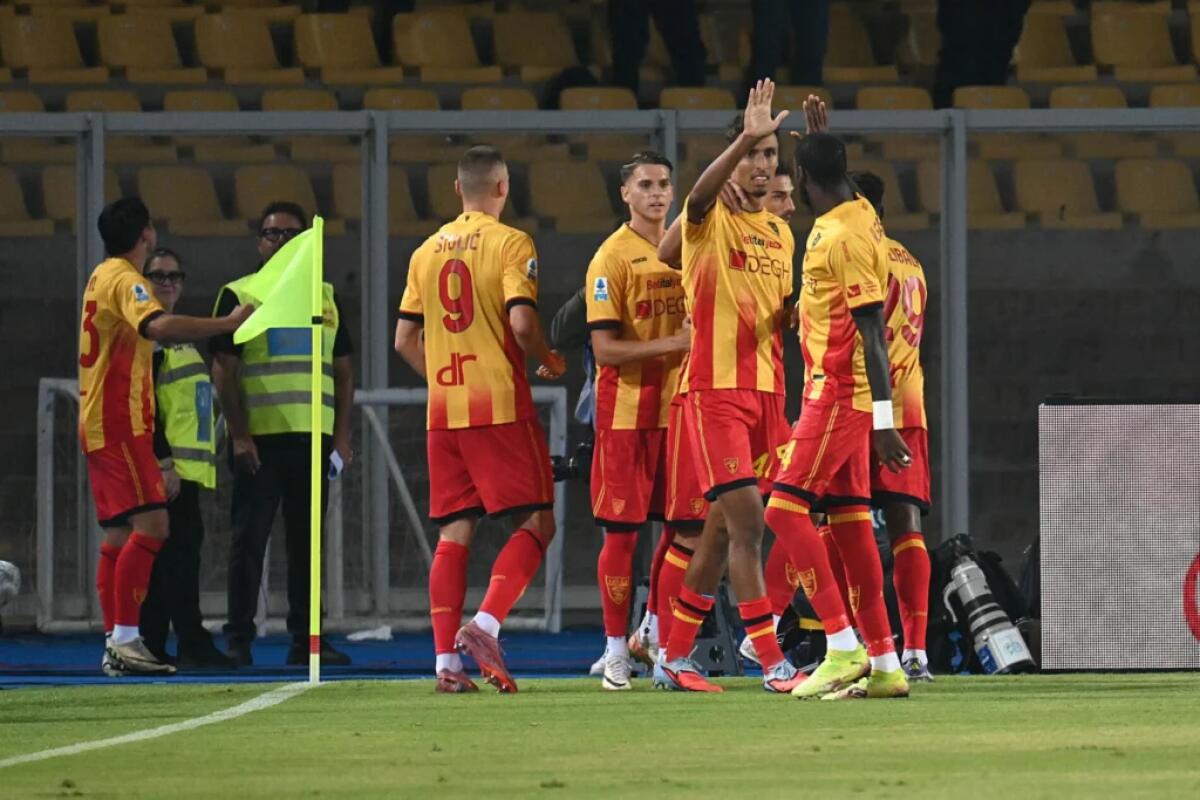 Lecce battuto 2-1 dal Parma: due espulsi e distacco invariato sulla Fiorentina (-4). I crociati si allontanano - 