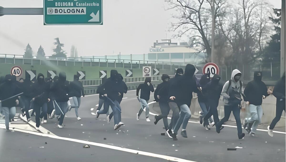 Nazione: "Rischio divieto di trasferta dopo gli scontri in A1. Sarebbe segnale forte contro la violenza delle tifoserie" - 