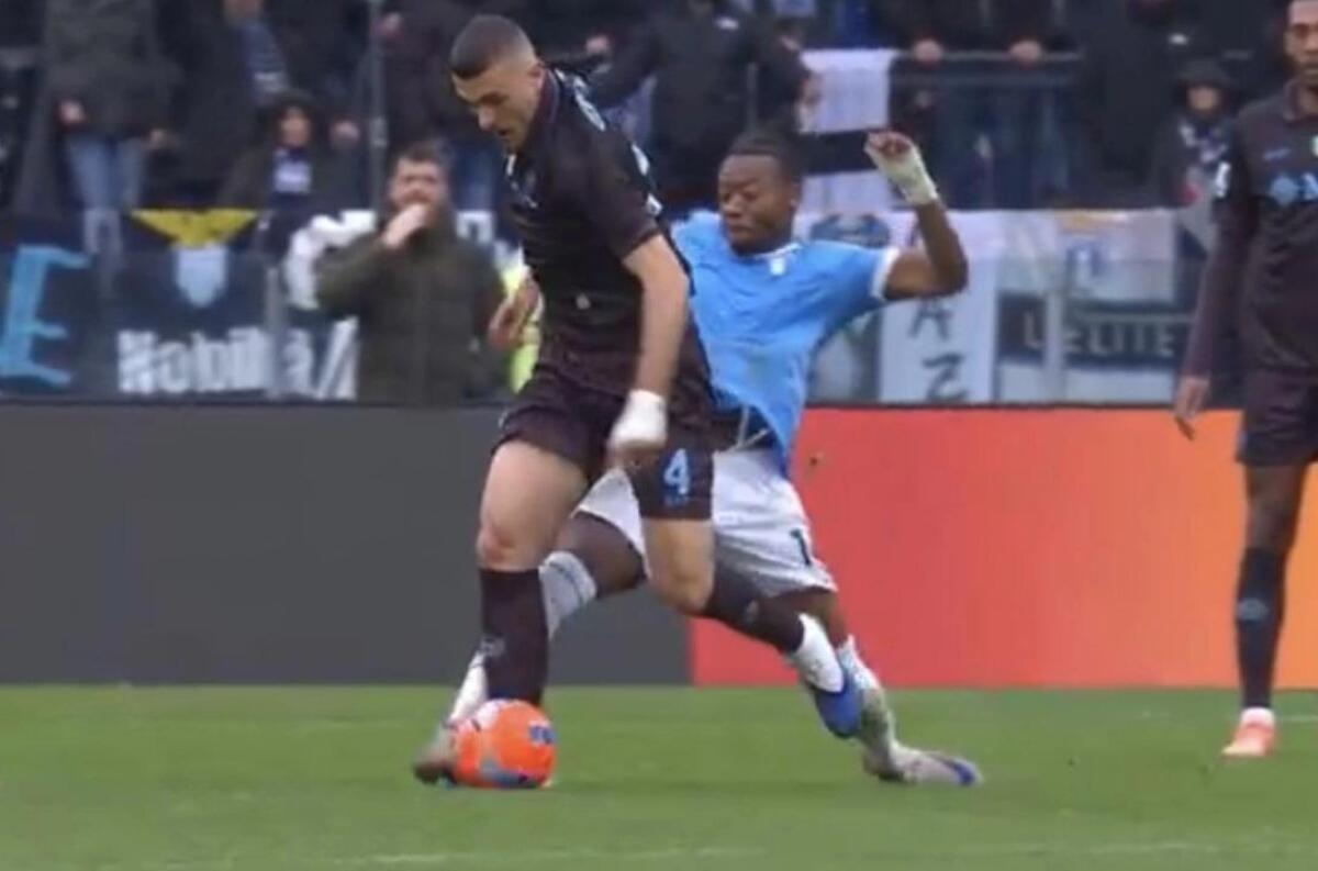 Noslin espulso contro il Napoli: la Lazio affronterà la Fiorentina senza centravanti - 