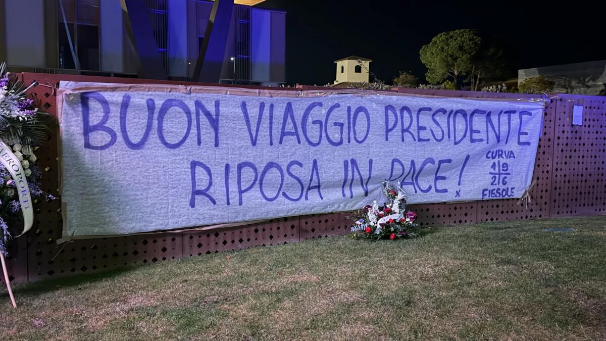Lo striscione della Curva Fiesole per Commisso al Viola Park: "Buon viaggio presidente, riposa in pace" - 