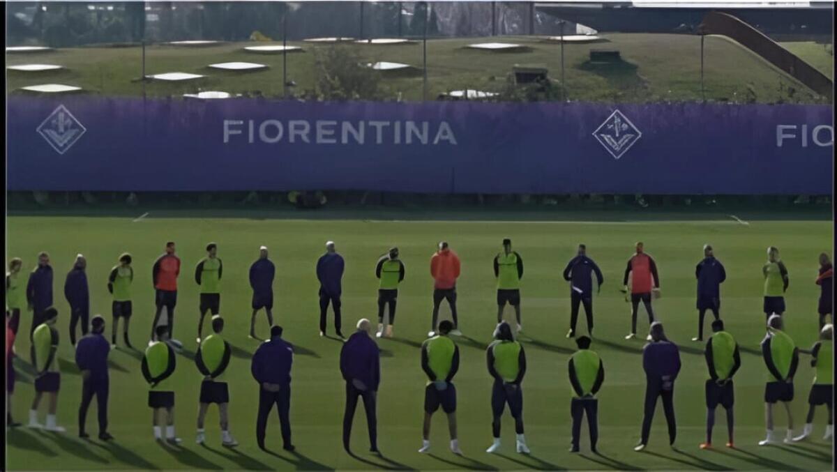 Prima dell’allenamento della Fiorentina un minuto di silenzio per Commisso. Poi un lungo applauso - 